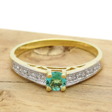 Anel Solitário com Cristal de Turmalina Paraíba e 8 Diamantes, em Ouro Amarelo 18 Kilates